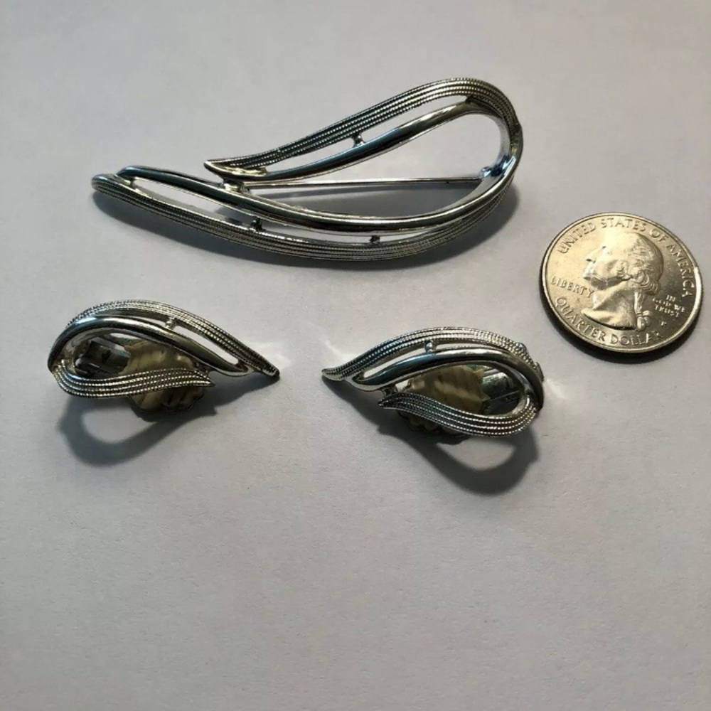 Sarah Coventry Silver Tone Brooch Earrings Set
